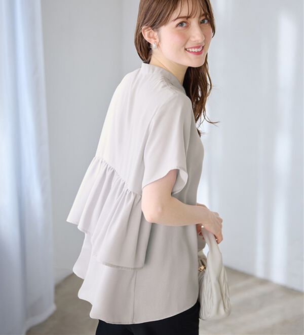 alotta（アロッタ）の「【イージーケア】バックフリルデザインブラウス（ブラウス）」｜ライトグレー