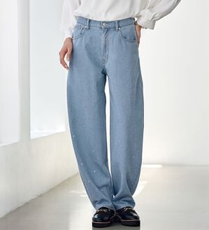 BELLUNA（ベルーナ）の「煌めきストーンカーブデニムパンツ（フルレングスパンツ）」｜サックス