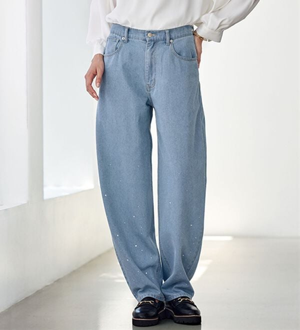 BELLUNA（ベルーナ）の「煌めきストーンカーブデニムパンツ（フルレングスパンツ）」｜サックス