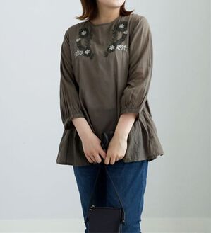BELLUNA（ベルーナ）の「胸元刺しゅうデザインブラウス（ブラウス）」｜カーキ