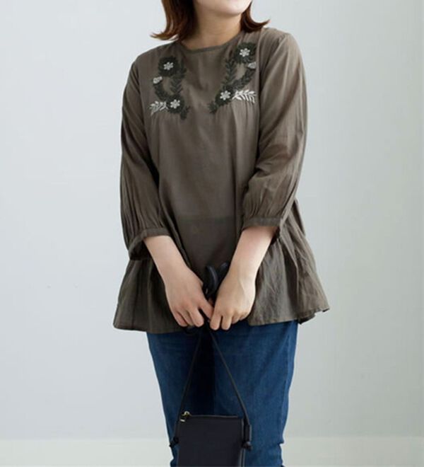 BELLUNA（ベルーナ）の「胸元刺しゅうデザインブラウス（ブラウス）」｜カーキ