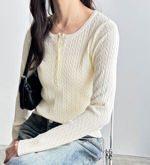 GeeRA（ジーラ）の「ミニケーブルヘンリーネックリブニット（ニット・セーター）」｜オフホワイト