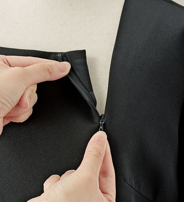 BELLUNA（ベルーナ）の「洗えるストレッチ！ロングジャケット　細見えワンピースアンサンブル（ブラックフォーマル（喪服・礼服））」｜詳細画像