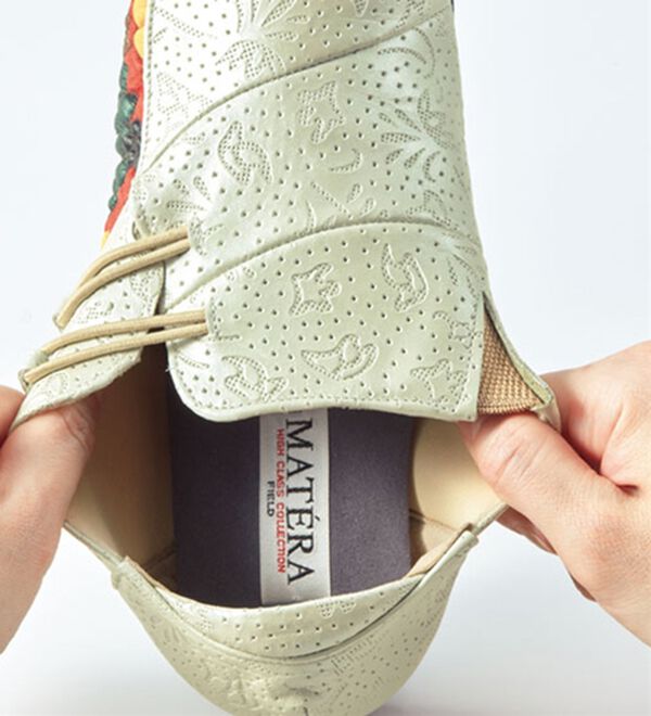 BELLUNA（ベルーナ）の「＜マテラ＞４Ｅ幅広フラワー本革型押しスリッポン（スリッポン）」｜詳細画像