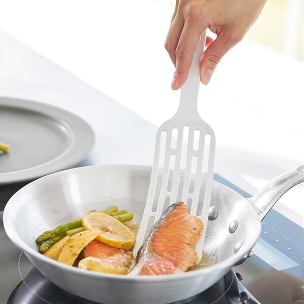 iellio（イエリオ）の「タワー　シリコーンハンドルロングターナー＜ｔｏｗｅｒ山崎実業＞（調理器具）」｜ホワイト