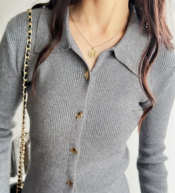 GeeRA（ジーラ）の「ゴールドボタンポロ衿リブニットトップス（ニットカーディガン）」｜詳細画像