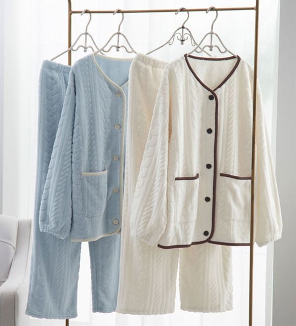 YU'NOW（ユナウ）の「【上下２点セット】ケーブルニット風もこもこカーディガンセット（パジャマ・ルームウェア）」｜詳細画像