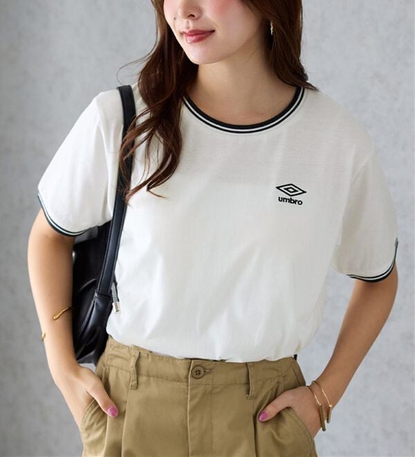 Viola e Viola（ヴィオラ エ ヴィオラ）の「【アンブロ】配色ラインロゴ刺しゅうTシャツ（カットソー）」｜ホワイト