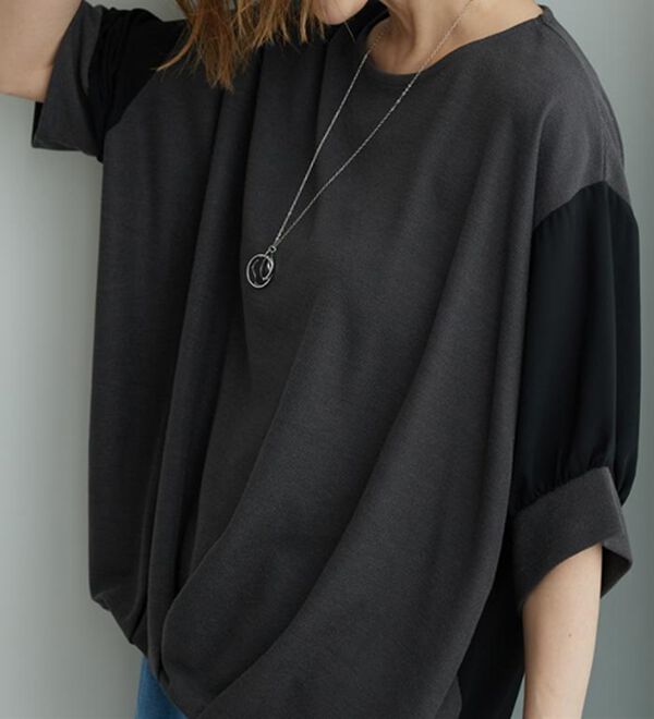 BELLUNA（ベルーナ）の「【新色追加】&ldquo;2点セット&rdquo;ネックレス付！異素材裾タックプルオーバー（カットソー）」｜チャコール