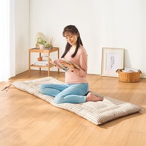 「綿サッカー織ごろ寝長座布団（座布団・座布団カバー）」｜モカ