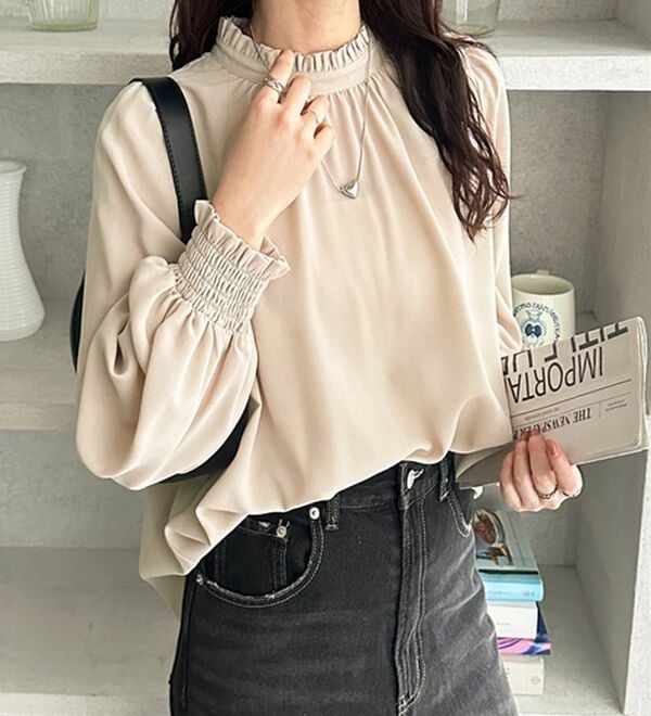 GeeRA（ジーラ）の「フリル衿バルーンスリーブブラウス（ブラウス）」｜ベージュ