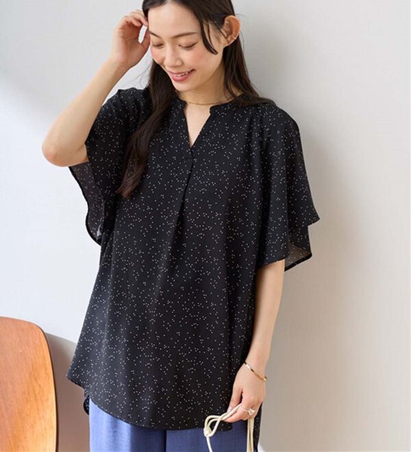 Viola e Viola（ヴィオラ エ ヴィオラ）の「【接触冷感】さらっと涼感フレアスリーブブラウス（ブラウス）」｜ブラックドット／チュニック