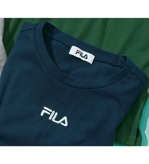 「＜フィラ＞ワンポイント刺しゅうＴシャツ（メンズカットソー）」｜ネイビー(半袖)
