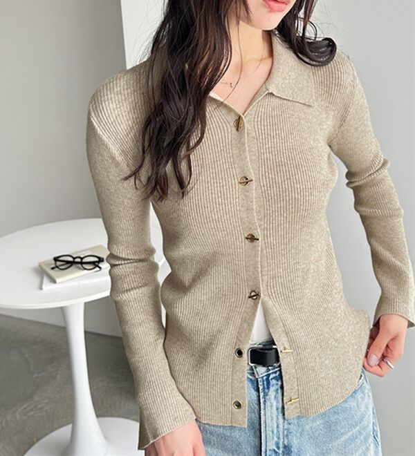 GeeRA（ジーラ）の「ゴールドボタンポロ衿リブニットトップス（ニットカーディガン）」｜詳細画像