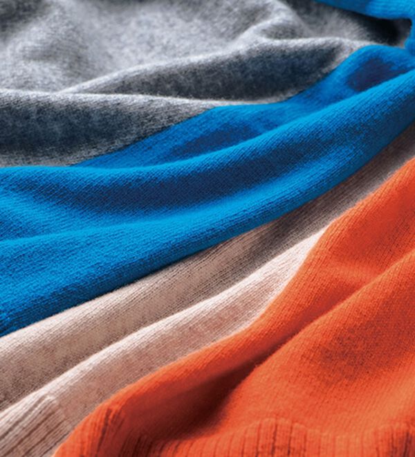 VINNO（ヴィノ）の「カシミヤ入・配色バックスリットニット（ニット・セーター）」｜詳細画像