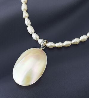 BELLUNA（ベルーナ）の「大粒マザーオブパールのペンダント（ネックレス・ペンダント）」｜1