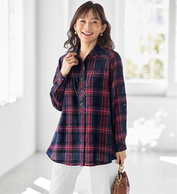 BELLUNA（ベルーナ）の「上品な印象のチェック柄多ボタンブラウス（チュニック）」｜赤系