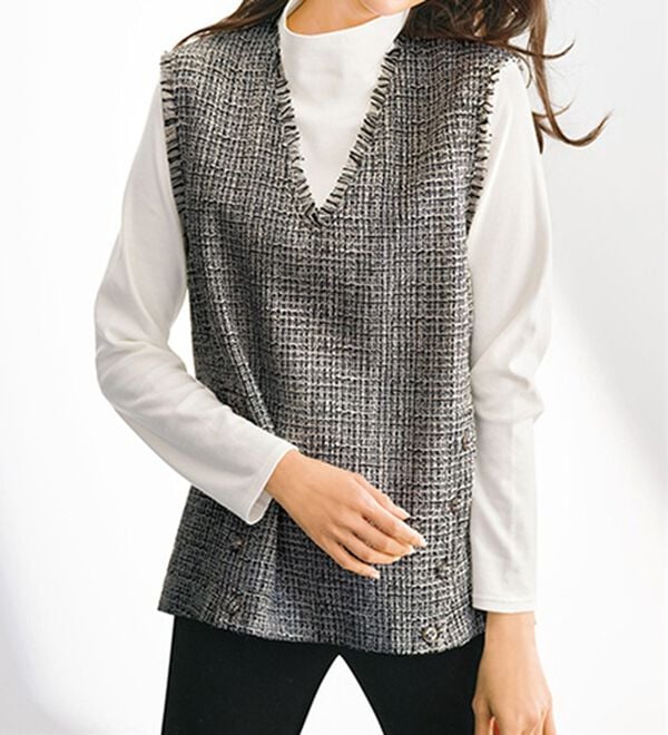 BELLUNA（ベルーナ）の「ツイード調ボタン使いＶネックベスト（ベスト）」｜黒／白