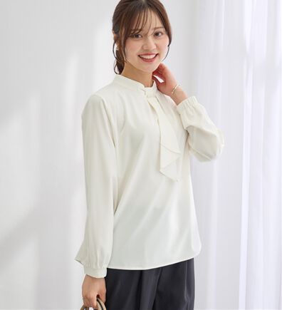 alotta（アロッタ）の「上品見えパール付きボウタイタックブラウス（ブラウス）」