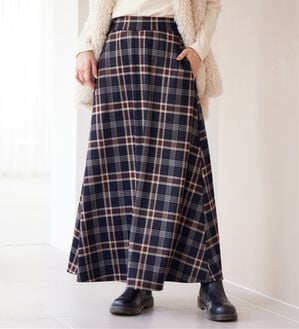 Viola e Viola（ヴィオラ エ ヴィオラ）の「【蓄熱保温】裏ファーフレアースカート（選べる！２丈）（ロングスカート）」｜ネイビー系チェック