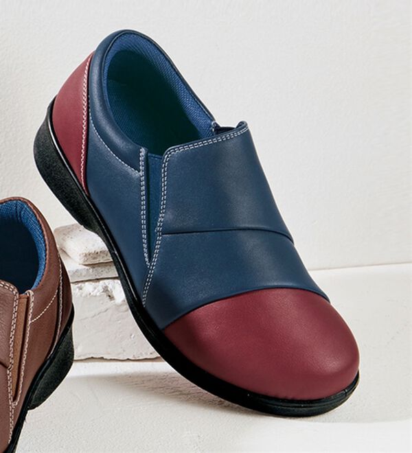 BELLUNA（ベルーナ）の「ゆったり５Ｅ配色美的ラインシューズ（スリッポン）」｜ネイビー