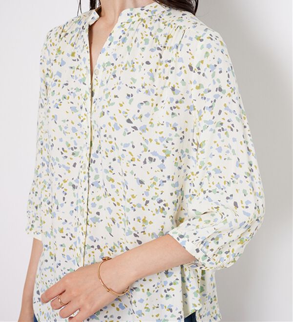 BELLUNA（ベルーナ）の「【接触冷感】レーヨン素材ギャザー使いプリントブラウス（ブラウス）」｜詳細画像