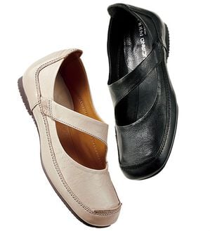 BELLUNA（ベルーナ）の「牛革ベルトスリッポンシューズ（パンプス）」｜詳細画像