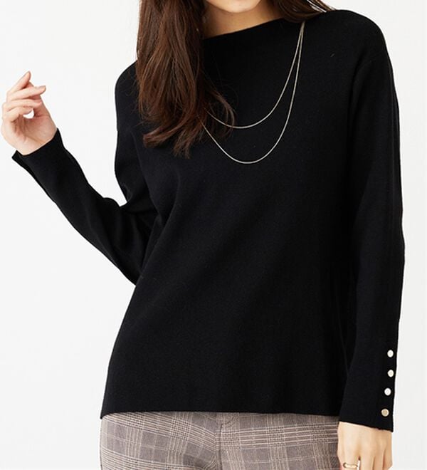 BELLUNA（ベルーナ）の「もちもち袖ボタンニットプルオーバー（ニット・セーター）」｜黒