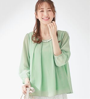 alotta（アロッタ）の「入学式卒業式に！アクセ付シフォンタックブラウス（選べる！半袖／７分袖）（ブラウス）」｜グリーン