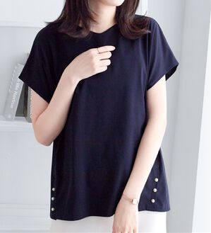 alotta（アロッタ）の「ひんやり裾パールデザインＴシャツ（カットソー）」｜ネイビー