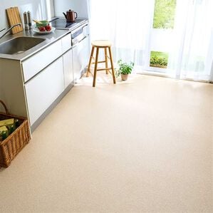 iellio（イエリオ）の「ペット対応フロアクッション＜簡単ロール式・フローリング調・防水・はっ水・抗菌・防カビ・消臭・防炎・滑りにくい・日本製＞（カーペット）」｜プレーンサンド