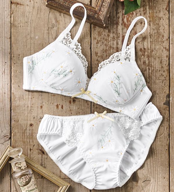 YU'NOW（ユナウ）の「ぷるるん谷間のノンワイヤーブラ＆ショーツ（ブラジャー＆ショーツセット）」｜ホワイト