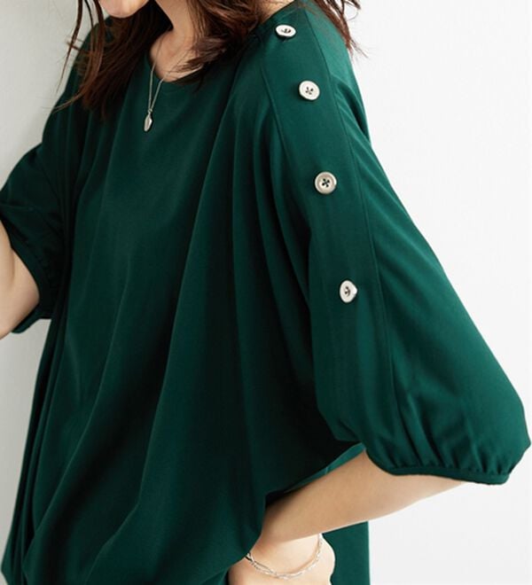 BELLUNA（ベルーナ）の「肩ボタンデザイン裾タックプルオーバー（カットソー）」｜詳細画像