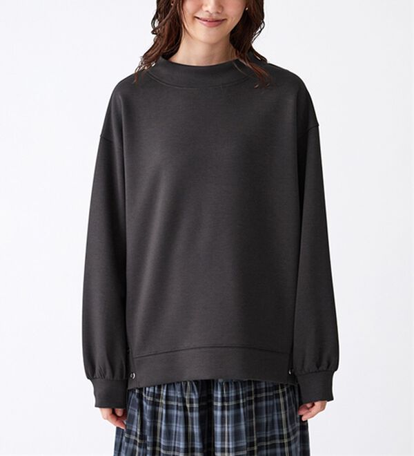 BELLUNA（ベルーナ）の「裾ボタン使いスタンドネックプルオーバー（カットソー）」｜詳細画像