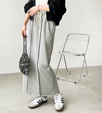 GeeRA（ジーラ）の「すっきり見え！フロントラインスウェットナロースカート（ロングスカート）」