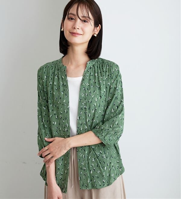 BELLUNA（ベルーナ）の「レーヨン素材ギャザー使いプリントブラウス（ブラウス）」｜詳細画像