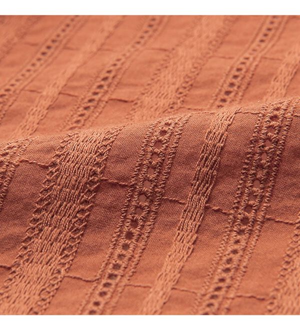 VINNO（ヴィノ）の「刺しゅうデザインピンタックブラウス（ブラウス）」｜詳細画像