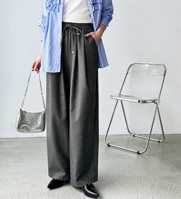 GeeRA（ジーラ）の「ウールライクダブルタックイージーパンツ（フルレングスパンツ）」｜チャコール