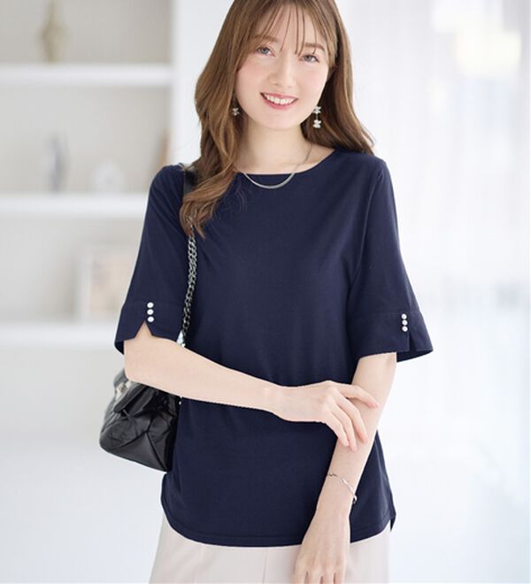 alotta（アロッタ）の「【８分袖新登場！】柔らか綿混素材パール調ボタンＴシャツ（カットソー）」｜ネイビー　半袖