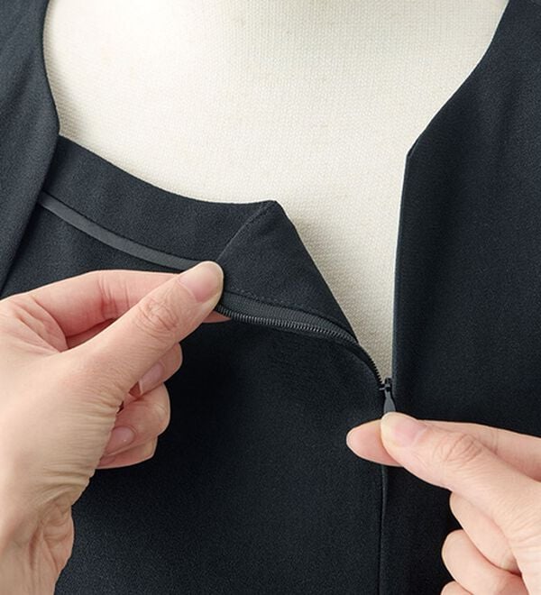 BELLUNA（ベルーナ）の「洗える！ケープボレロ付ワンピースアンサンブル（ブラックフォーマル（喪服・礼服））」｜詳細画像