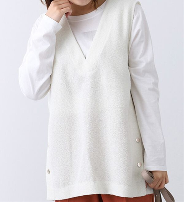 BELLUNA（ベルーナ）の「ブークレー素材ボタン使いベスト（ベスト）」｜オフ白
