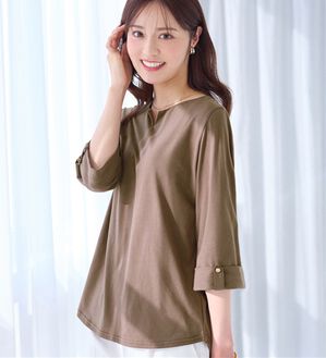 alotta（アロッタ）の「柔らか綿混素材金ボタンデザインＴシャツ（カットソー）」｜ライトブラウン