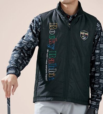 「＜ロッキーラビット＞エンボス柄裏フリースベスト（メンズベスト）」