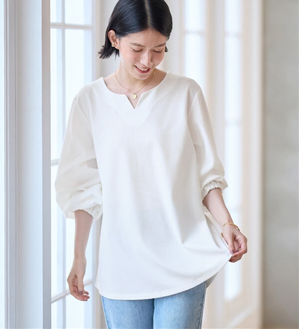 Viola e Viola（ヴィオラ エ ヴィオラ）の「らくキレイ　キーネックチュニックブラウスＴシャツ（チュニック）」｜詳細画像