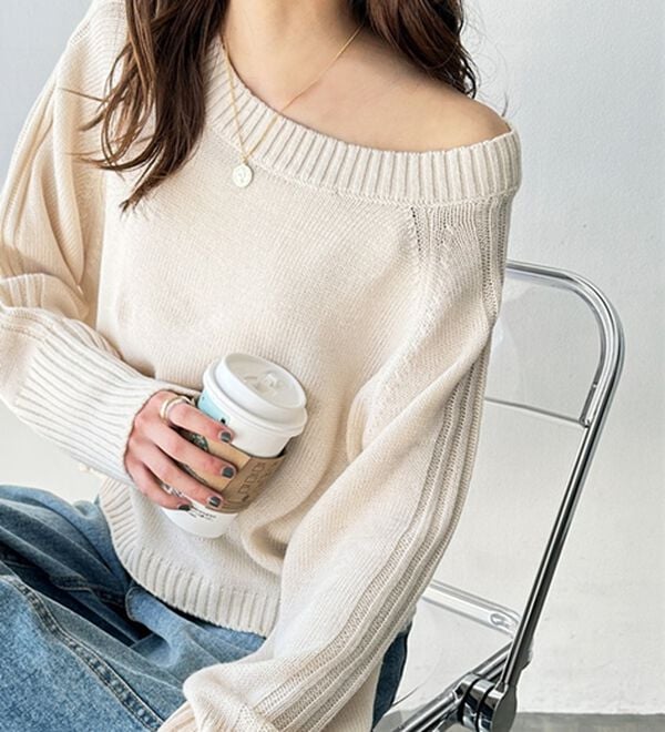 GeeRA（ジーラ）の「ショート丈オフショルニット（ニット・セーター）」｜詳細画像