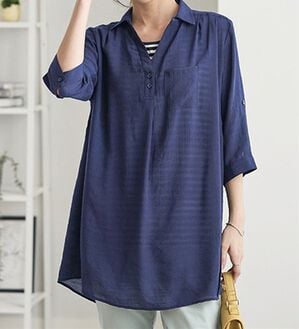BELLUNA（ベルーナ）の「スラブ素材裾ボタン使いシャツアンサンブル（アンサンブル）」｜ネイビー