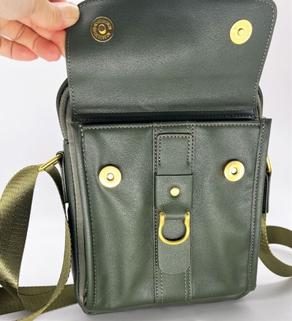 「＜ビバリーヒルズ・ポロクラブ＞縦型ショルダーバッグ（メンズショルダーバッグ）」｜詳細画像