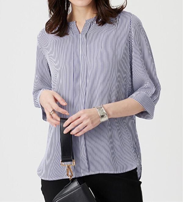 BELLUNA（ベルーナ）の「【接触冷感】機能付ジョーゼット素材キーネックブラウス（ブラウス）」｜ブルーストライプ