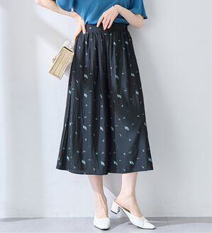 alotta（アロッタ）の「【選べる２丈/接触冷感】まるでスカート！さらさらサテン素材スカーチョパンツ（ワイドパンツ・ガウチョ）」｜ネイビー花柄／ショート丈