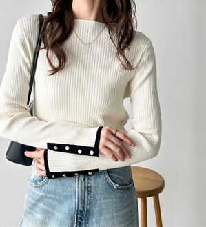GeeRA（ジーラ）の「袖口ボタン配色ボートネックリブニット（ニット・セーター）」｜オフホワイト